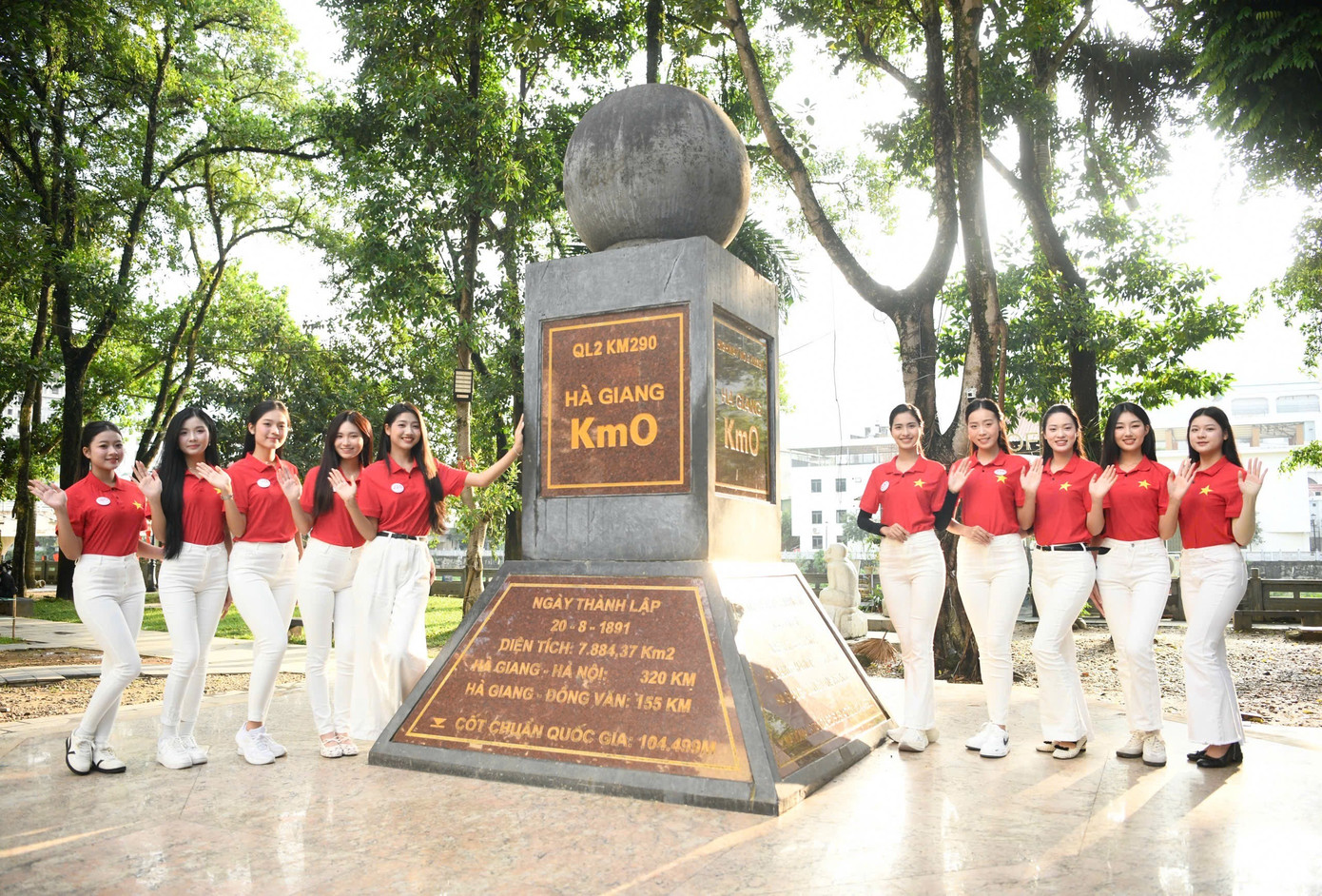 53 cô gái check in tại cột mốc Km0 53 cô gái check in tại cột mốc Km0