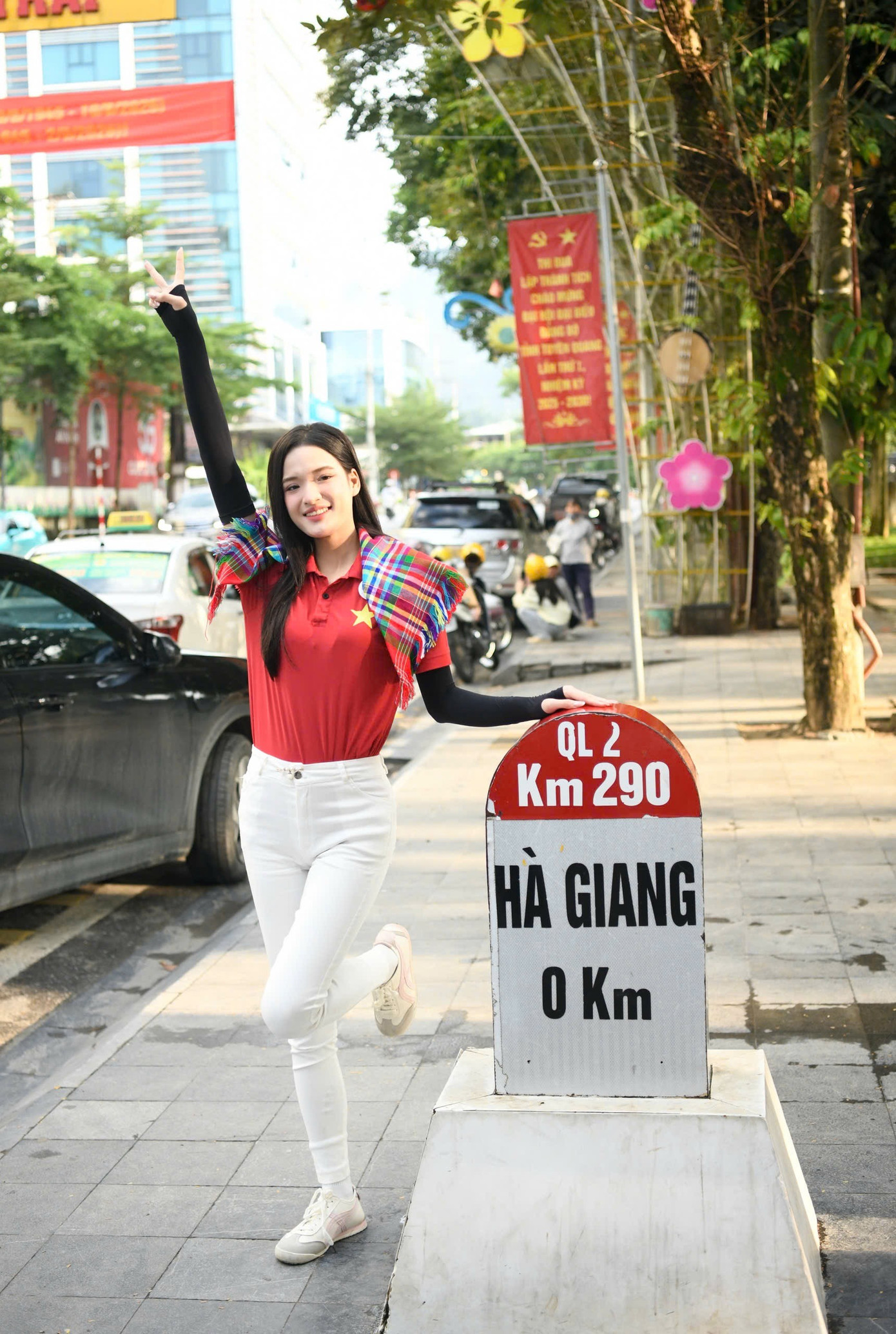 53 cô gái check in tại cột mốc Km0 53 cô gái check in tại cột mốc Km0