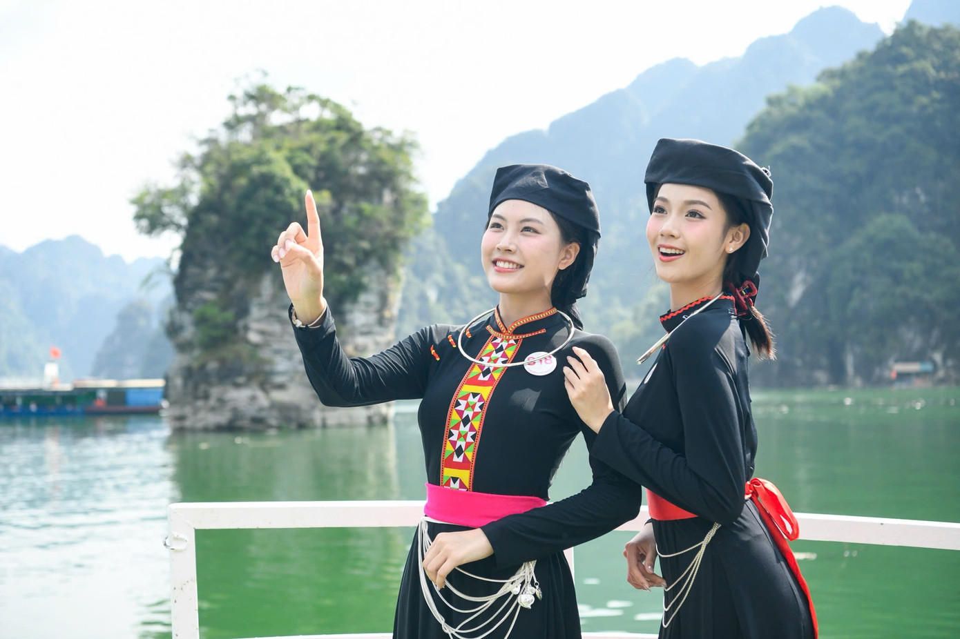 53 cô gái Hoa hậu Việt Nam ngỡ ngàng trước cảnh sắc hồ Na Hang