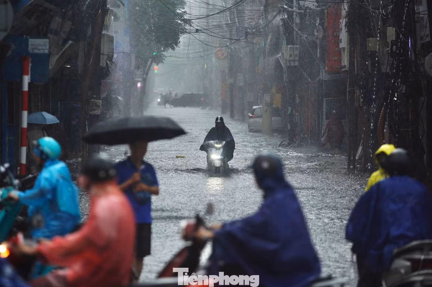 tp_ha-noi-bi-bom-trong-con-mua-42.jpg