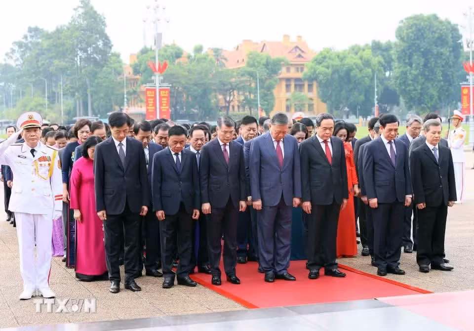ban-chap-hanh-trung-uong-dang-vao-lang-vieng-chu-tich-ho-chi-minh-3-1.jpg