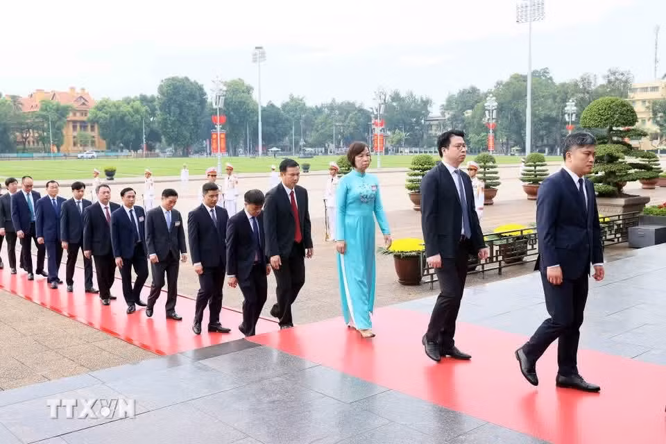 ban-chap-hanh-trung-uong-dang-vao-lang-vieng-chu-tich-ho-chi-minh-5-1.jpg
