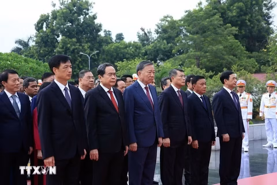 ban-chap-hanh-trung-uong-dang-tuong-niem-cac-anh-hung-liet-sy-2.jpg