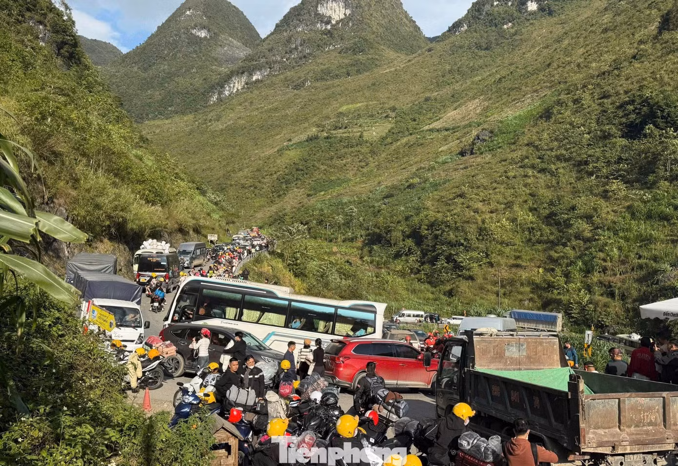 tp-tac-duong-len-ha-giang-10.png
