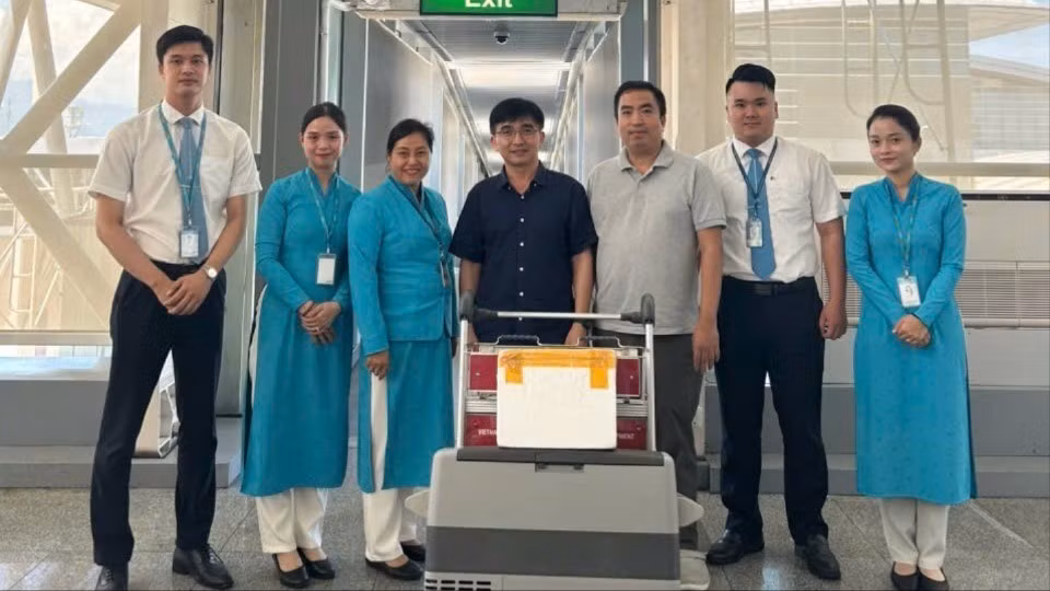 doan-bac-si-bv-tw-hue-truoc-khi-len-chuyen-bay-vn168-tu-da-nang-ra-ha-noipeg-5199.jpg