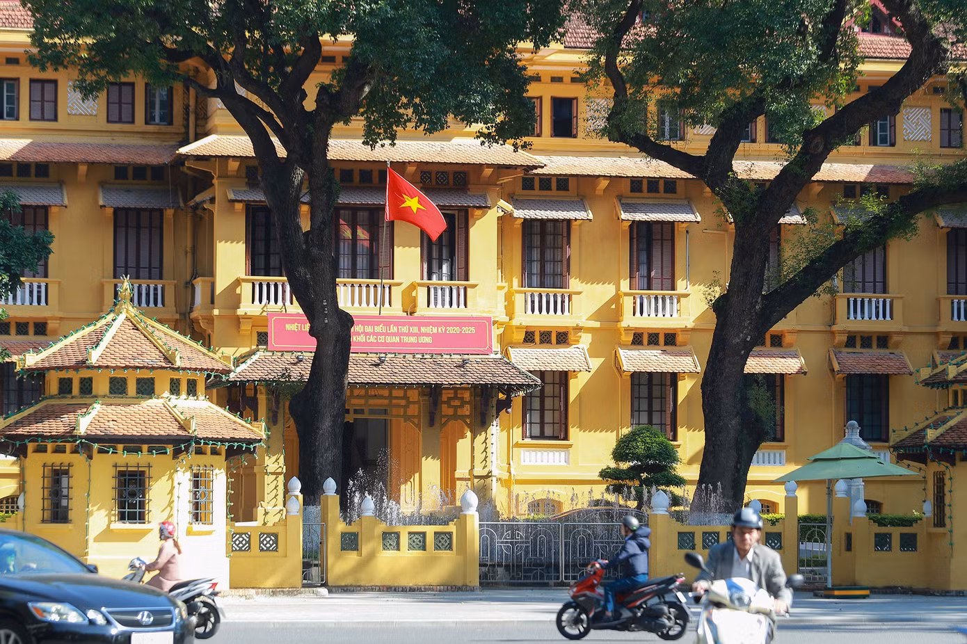du-khach-den-cac-bieu-tuong-cua-ha-noi-the-nao-khi-cam-xe-xang-trong-vanh-dai-1-8.png