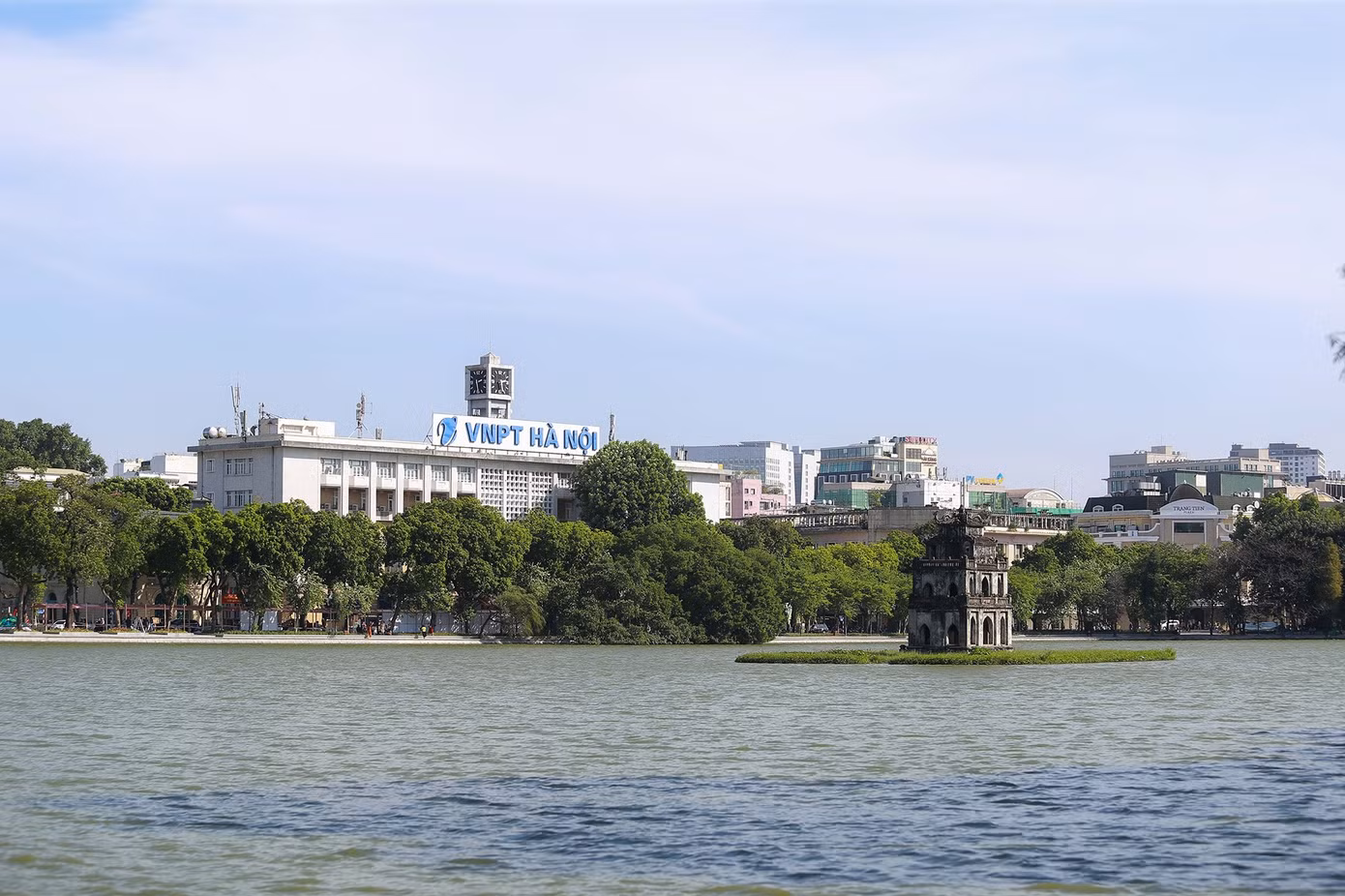 du-khach-den-cac-bieu-tuong-cua-ha-noi-the-nao-khi-cam-xe-xang-trong-vanh-dai-1-3.png