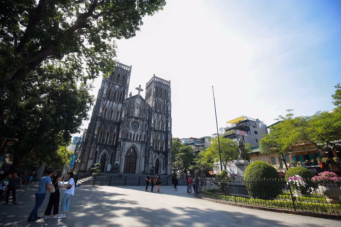 du-khach-den-cac-bieu-tuong-cua-ha-noi-the-nao-khi-cam-xe-xang-trong-vanh-dai-1-6.png