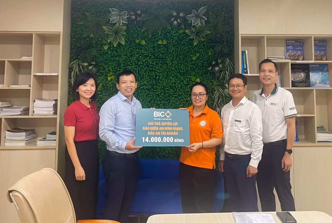 dai-dien-bic-va-bidv-thanh-do-trao-tien-quyen-loi-bao-hiem-an-ninh-mang-cho-khach-hang-22082026.jpg