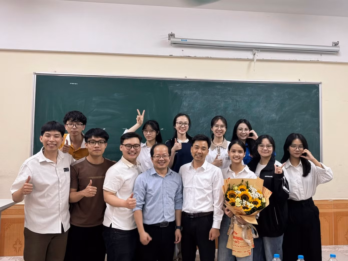 ngoc-anh-cam-hoa-chup-cung-giang-vien-va-cac-ban-trong-lop.jpg