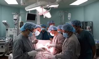 Vỡ u quái buồng trứng chứa tóc và răng, bệnh nhân nguy kịch
