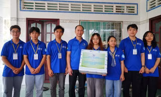 ĐHQG TP. HCM thăm, tặng quà sinh viên tham gia chiến dịch ‘Mùa Hè Xanh’ tại tỉnh Vĩnh Long