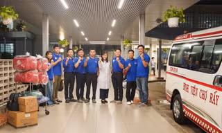 Nhiều bác sĩ ở TPHCM xuyên đêm vào tâm lũ dữ cứu dân