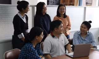Bạn trẻ tận mắt xem hoạt động đặc biệt của người khiếm thị tại Thư viện Sách nói