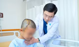 Cuộc đại phẫu đặc biệt: Bệnh nhi tỉnh táo nói chuyện suốt lúc mổ não