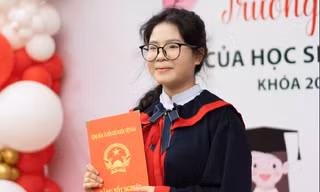 Nữ sinh ĐH Đà Nẵng nhận học bổng 'Nâng bước thủ khoa': ‘Cơ thể yếu hơn thì ý chí phải mạnh hơn’