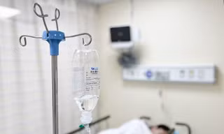 Người bệnh được bù dịch gấp trong tình huống ngộ độc thực phẩm. Ảnh: BVCC