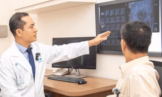 Bệnh nhân nghiện thuốc lá bàng hoàng khi bác sĩ thông báo bị… hoại tử xương