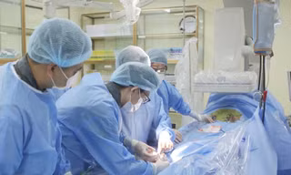 Đi khám đau lưng, phát hiện 'bom nổ chậm' trong bụng 