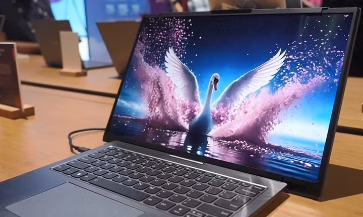 Video: Lenovo trình diễn laptop màn hình cuộn mở rộng sang 2 bên cực ảo diệu