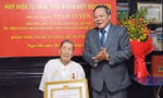 Lãnh đạo Thành ủy Hà Nội trao Huy hiệu 75 năm tuổi Đảng tặng nhạc sĩ Phạm Tuyên 