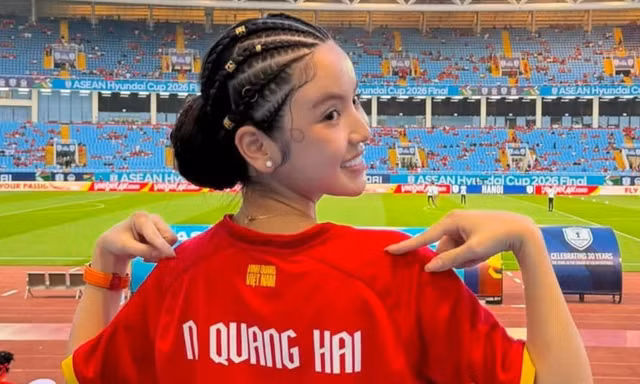 Bố mẹ, vợ con tuyển thủ Việt Nam phủ đỏ Mỹ Đình 