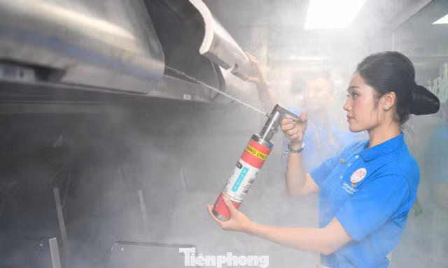 Thí sinh Hoa hậu Việt Nam trải nghiệm chữa cháy, thoát hiểm khẩn cấp khi máy bay gặp sự cố