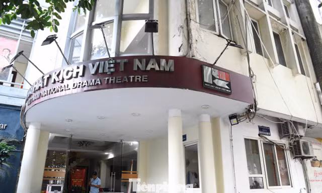 Ngự trên khu đất vàng, Nhà hát Kịch Việt Nam xập xệ, mưa dột tứ phía 