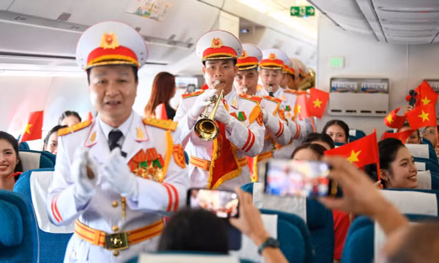Đoàn Nghi lễ Quân đội lần đầu trình diễn 'Như có Bác trong ngày đại thắng' ở độ cao 10.000 m
