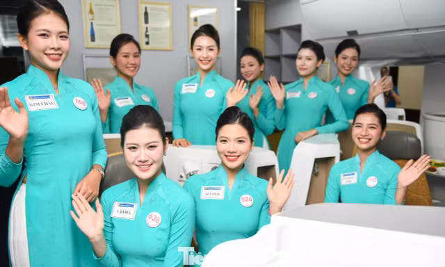 Theo chân các cô gái Hoa hậu Việt Nam vào phòng trang điểm của tiếp viên hàng không 