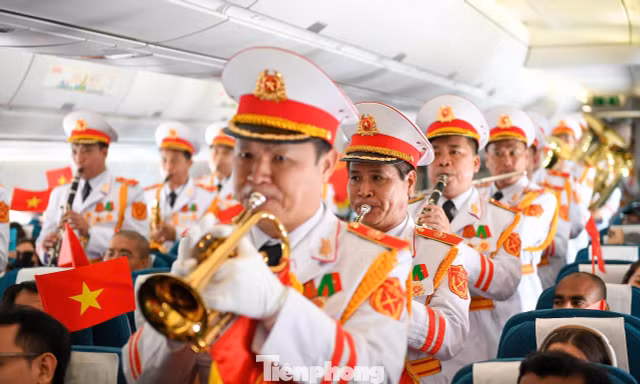 Đoàn Nghi lễ Quân đội lần đầu trình diễn 'Như có Bác trong ngày đại thắng' ở độ cao 10.000 m