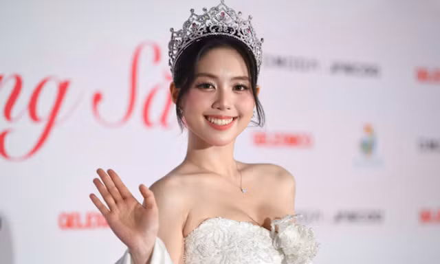 Dàn người đẹp rạng ngời trên thảm đỏ chung khảo Hoa hậu Việt Nam