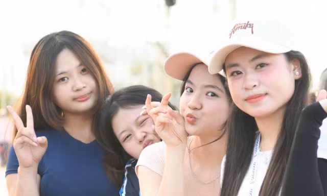 Hàng trăm nữ sinh Đại học Sư phạm Hà Nội khoe sắc trên sân khấu concert Thanh xuân