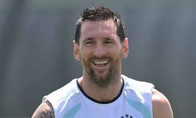 Lý do Messi bật cười khi an ninh sân bay kiểm tra