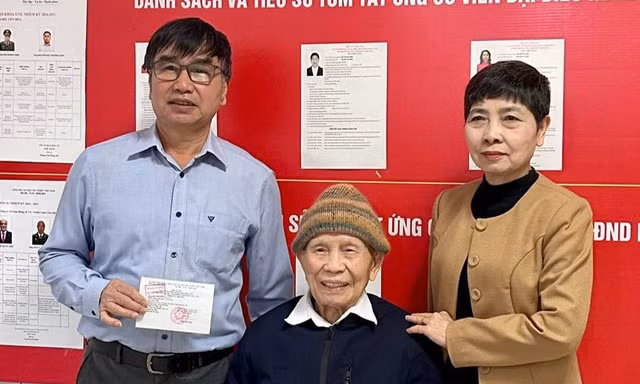 Cử tri 100 tuổi từng tham gia tất cả các kỳ bầu cử Quốc hội đi bỏ phiếu sớm