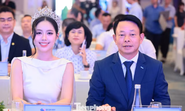 Đông đảo đại biểu, khách mời dự họp báo Ngày Thanh toán số Việt Nam 2026