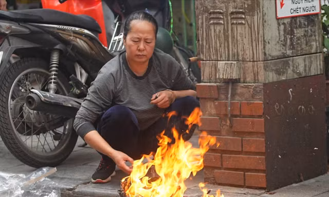 Phố cổ Hà Nội nghi ngút khói, người dân đốt vàng mã ngoài đường 