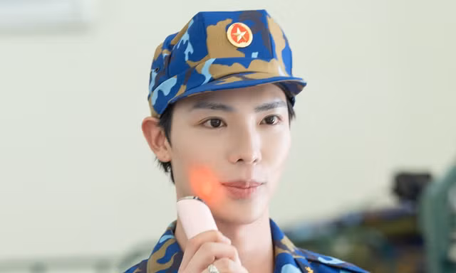 Erik liên tục phải xin lỗi 