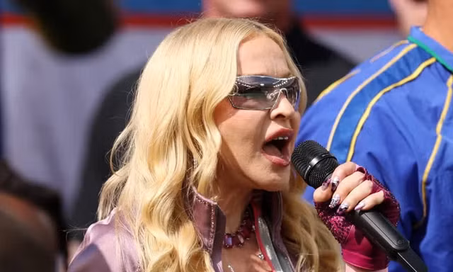 Biểu diễn ở World Cup, Shakira, Madonna, Justin Bieber không được nhận xu nào