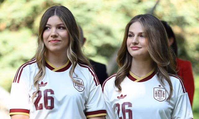 Hai công chúa Tây Ban Nha đón nhà vô địch World Cup 