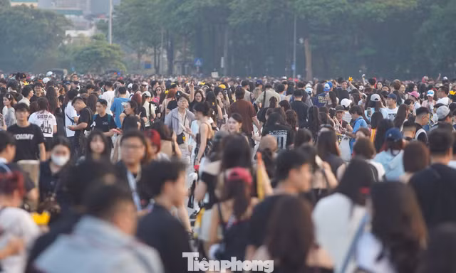 Biển người 'nghẹt thở' ở Mỹ Đình
