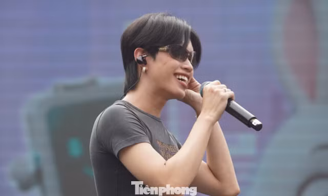 Pháp Kiều tổng duyệt Fest 'Chạm Việt Nam' 2 giữa trưa nắng