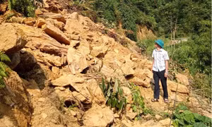 Hơn 10.000m3 đất đá vùi lấp đường vào ngôi làng 