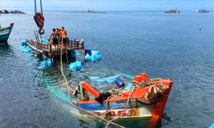 Trục vớt, kéo tàu cá bị chìm trên biển Cà Mau vào bờ