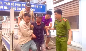 Công an đưa người đàn ông tự dùng gạch đập vào đầu đi cấp cứu
