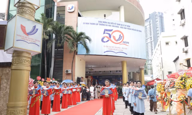 Nhiều thế hệ nghệ sĩ hội ngộ mừng 50 năm Trường Đại học Sân khấu - Điện ảnh TP.HCM