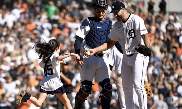 Huyền thoại bóng chày Justin Verlander bật khóc rời sân sau khi con gái bất ngờ xuất hiện