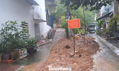 Đất đá bất ngờ sạt tràn xuống khu dân cư trong đêm