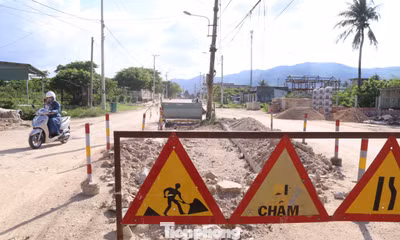 Đường hơn 3km thi công 3 năm vẫn dang dở, người dân khổ sở đi lại
