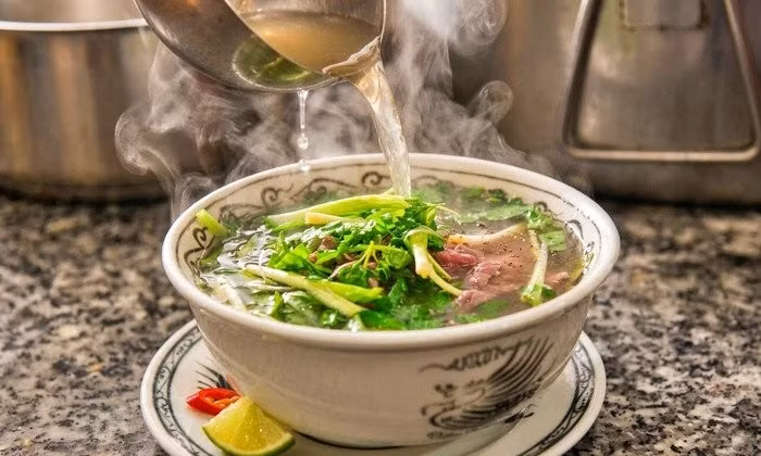 Nguy cơ tiềm ẩn khi uống cạn nước dùng trong bát phở 